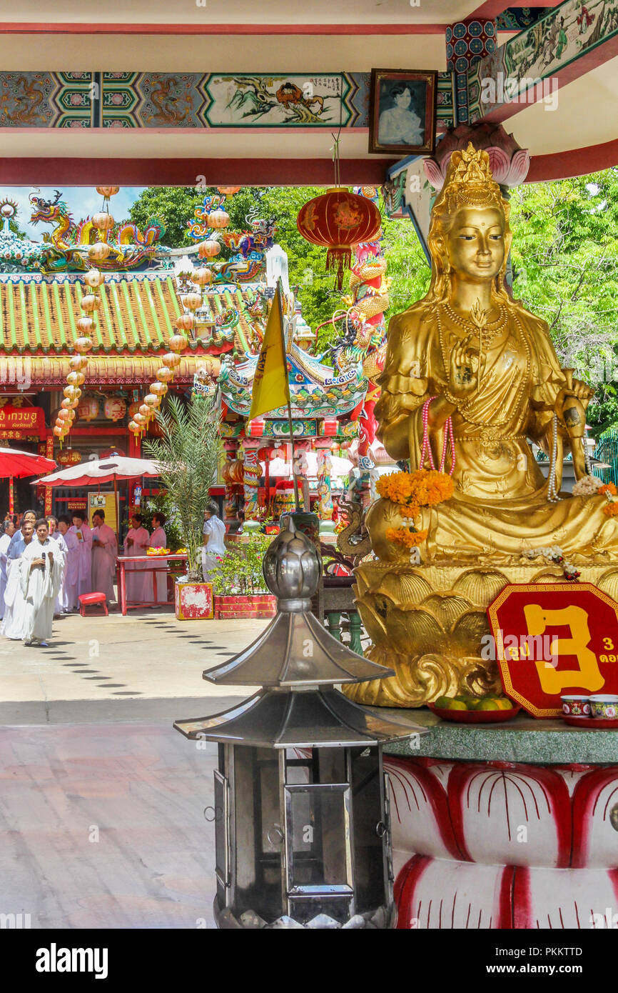 Bangkok, Tailandia - 15 Giugno 2016: una cerimonia religiosa presso il Gong Wu santuario. Il santuario è di origine cinese. Foto Stock