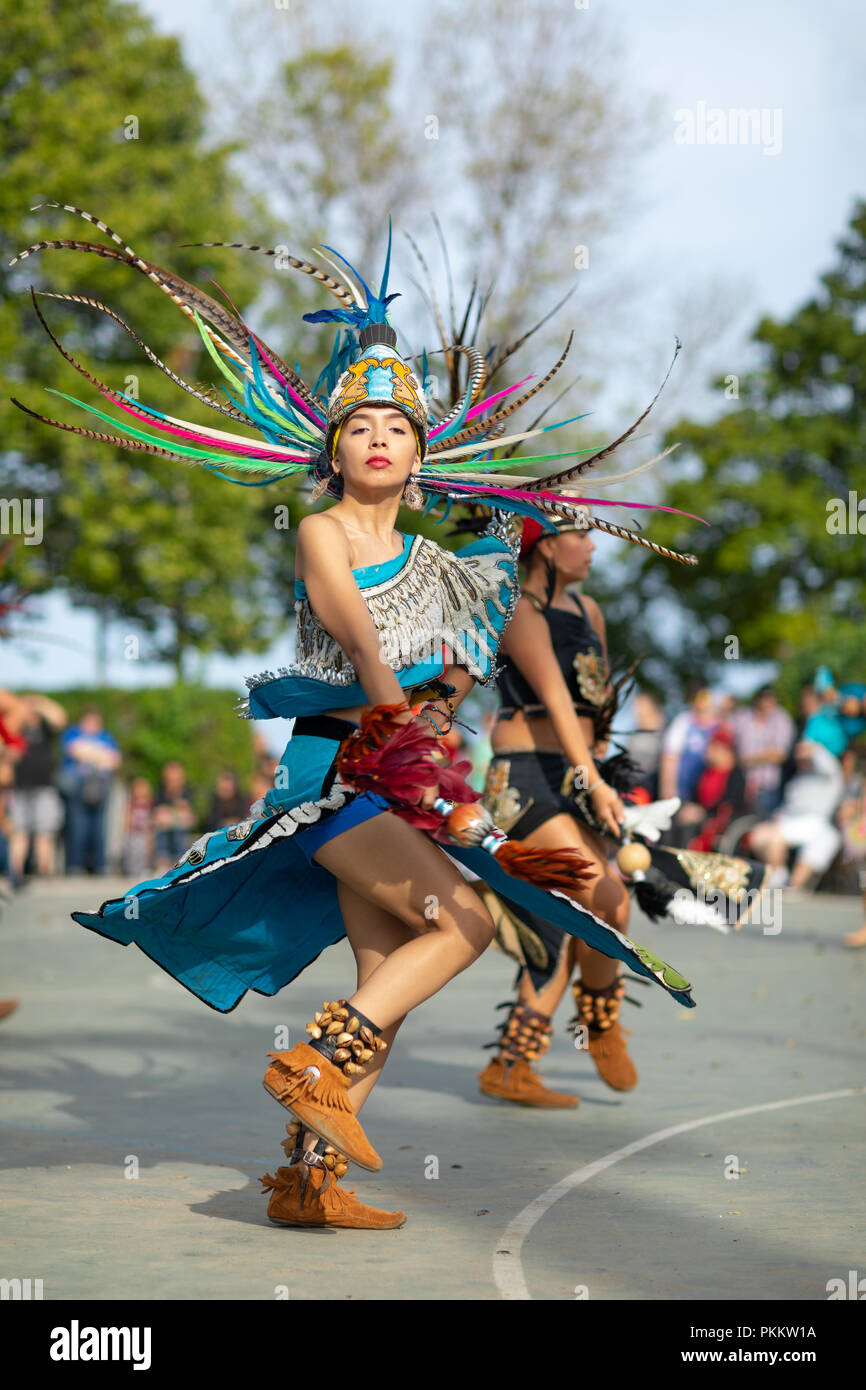 Milwaukee, Wisconsin, Stati Uniti d'America - 8 settembre 2018 Indian Summer Festival: uomini donne e bambini, membri dell'Accademia di danza del Messico esecuzione di AZT Foto Stock