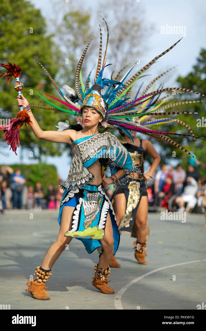 Milwaukee, Wisconsin, Stati Uniti d'America - 8 settembre 2018 Indian Summer Festival: uomini donne e bambini, membri dell'Accademia di danza del Messico esecuzione di AZT Foto Stock