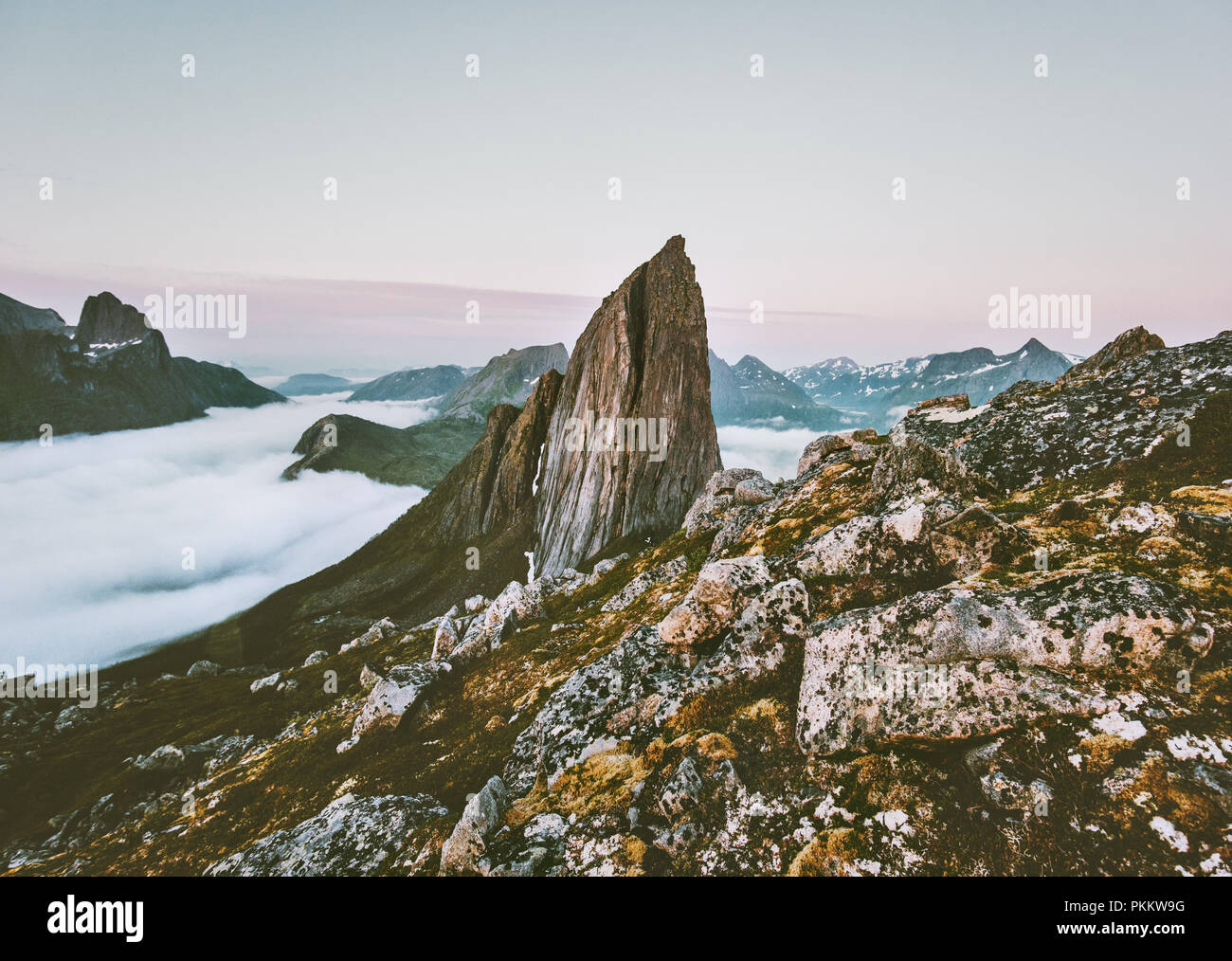 Norvegia paesaggio di montagna Segla picco roccioso scenario di viaggio Isole Senja Foto Stock