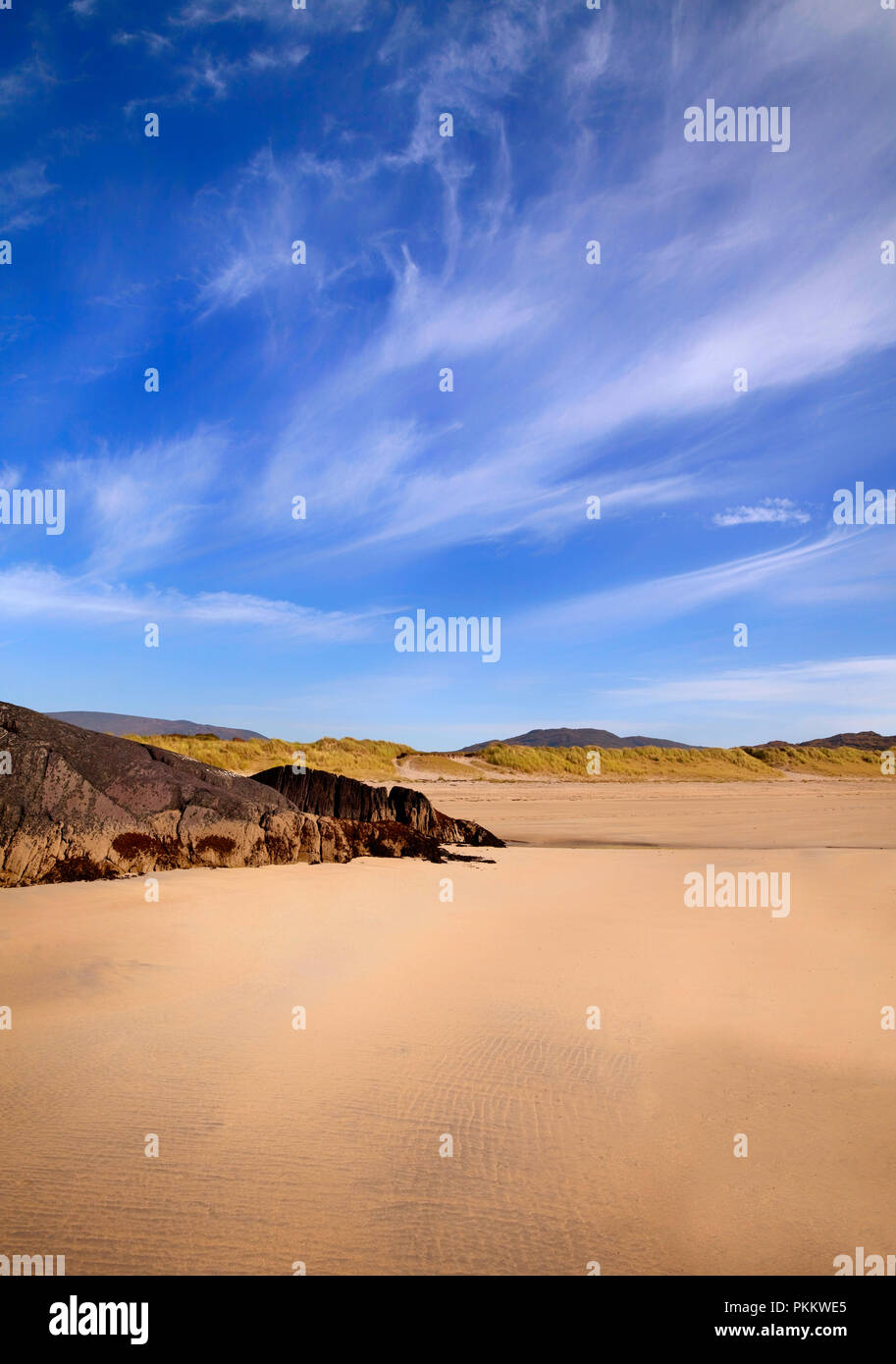 Il Derrynane Bay appena al di là di Danial O'Connell in casa Il Derrynane, l'anello di Kerry, la Contea di Kerry, Irlanda Foto Stock