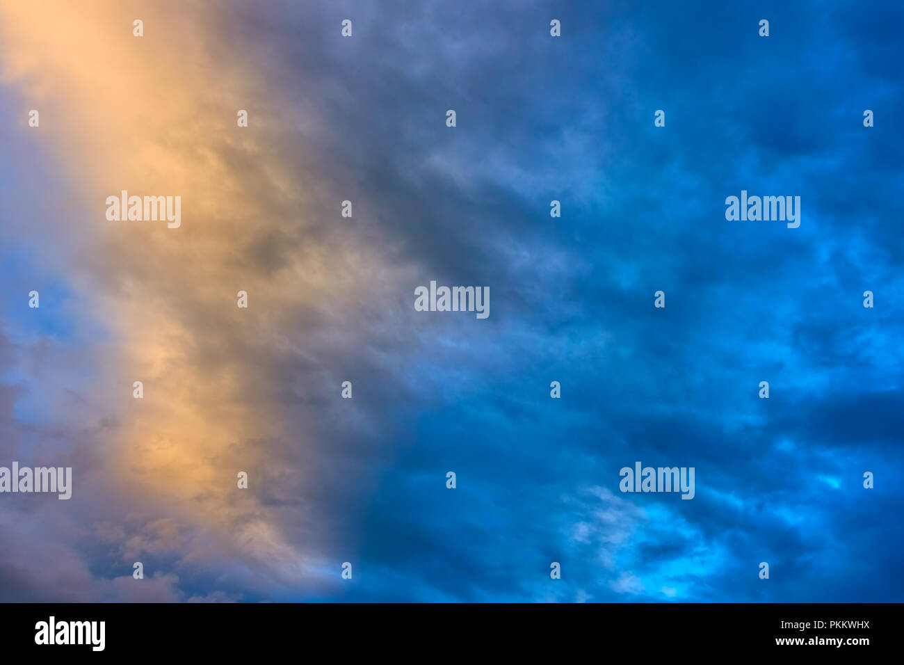 Cielo di tramonto con le nuvole colorate - sfondo con lo spazio per il tuo testo Foto Stock