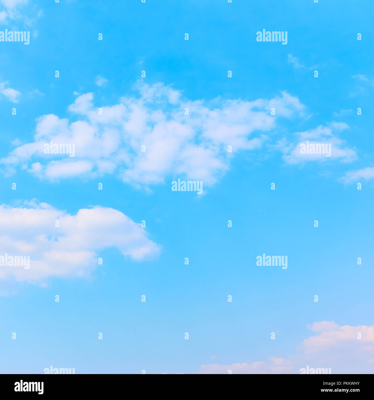 Pallido cielo blu con nuvole bianche - sfondo con lo spazio per il tuo testo Foto Stock