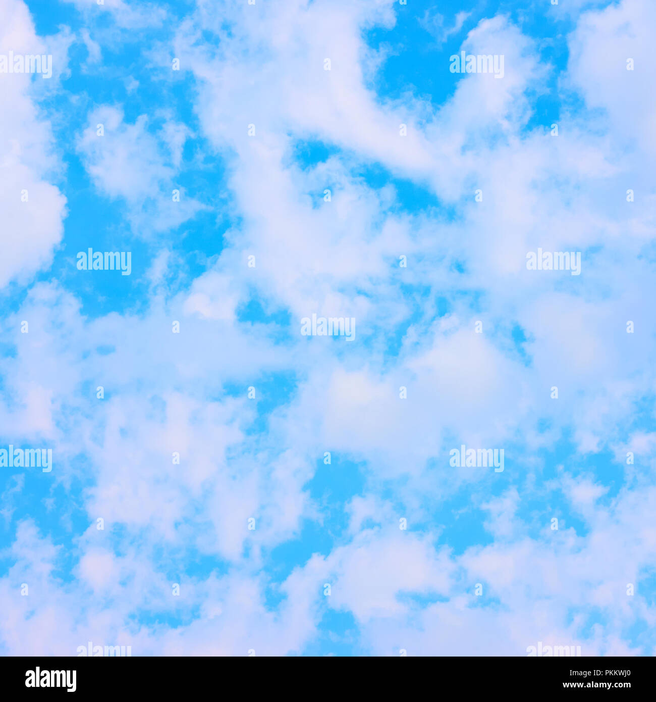 Luce molla blu cielo con nuvole - sfondo, lo spazio per il tuo testo Foto Stock