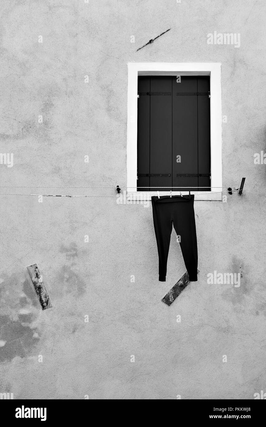 Pantaloni di essiccazione per esterno A Venezia, Italia. Immagine in bianco e nero Foto Stock