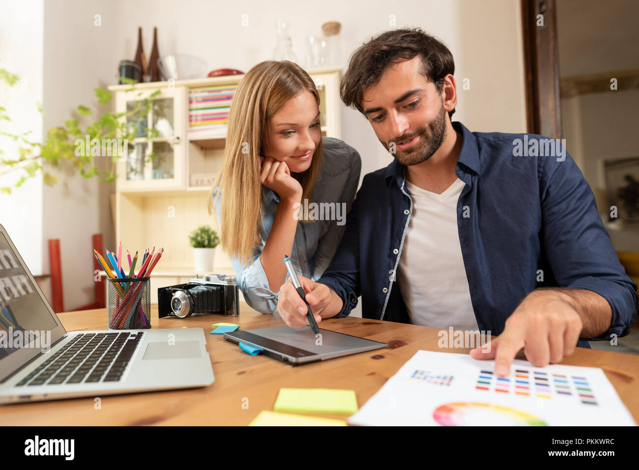 Graphic Designer che lavorano sul progetto. Paio di freelance che lavorano a casa. Foto Stock