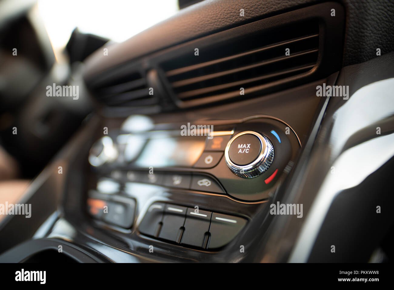 Aria condizionata all'interno del cruscotto di un'auto. Auto condizionatore aria Foto Stock