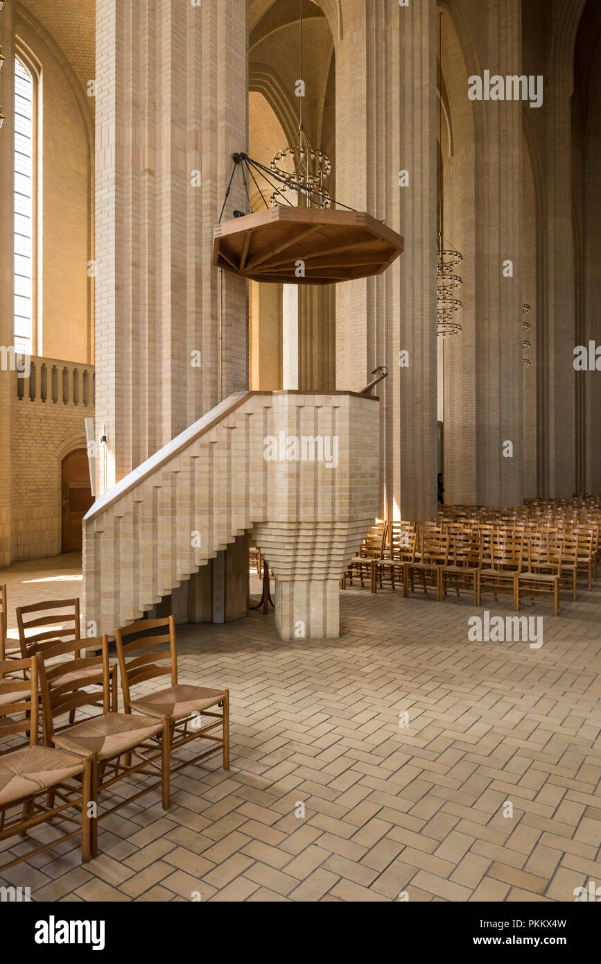 Copenhagen. La Danimarca. Grundtvig chiesa dell interno, pulpito e sedie progettate da Jensen Klint figlio di Kaare Klint. Il programma Grundtvig la chiesa fu progettato da Foto Stock