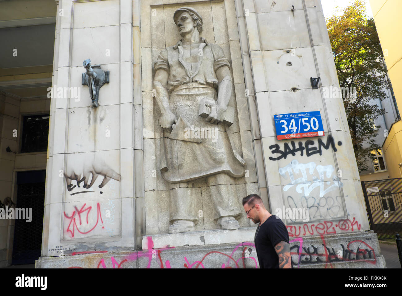Varsavia Polonia realismo sociale statua stile figure adiacenti a Plac Konstytucji conosciuta come Piazza della Costituzione Foto Stock