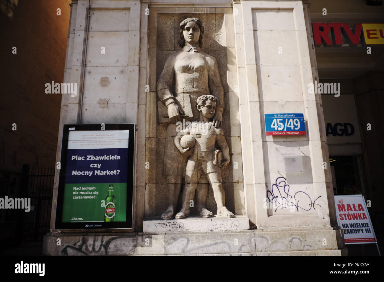 Varsavia Polonia realismo sociale statua stile figure adiacenti a Plac Konstytucji conosciuta come Piazza della Costituzione Foto Stock