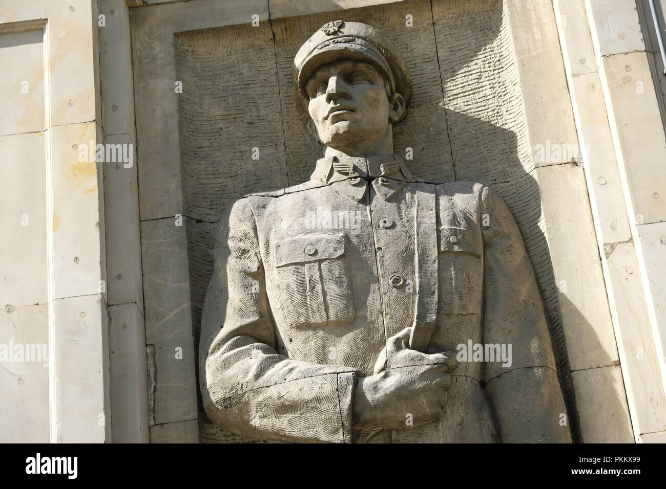 Varsavia Polonia realismo sociale statua stile figure adiacenti a Plac Konstytucji conosciuta come Piazza della Costituzione Foto Stock