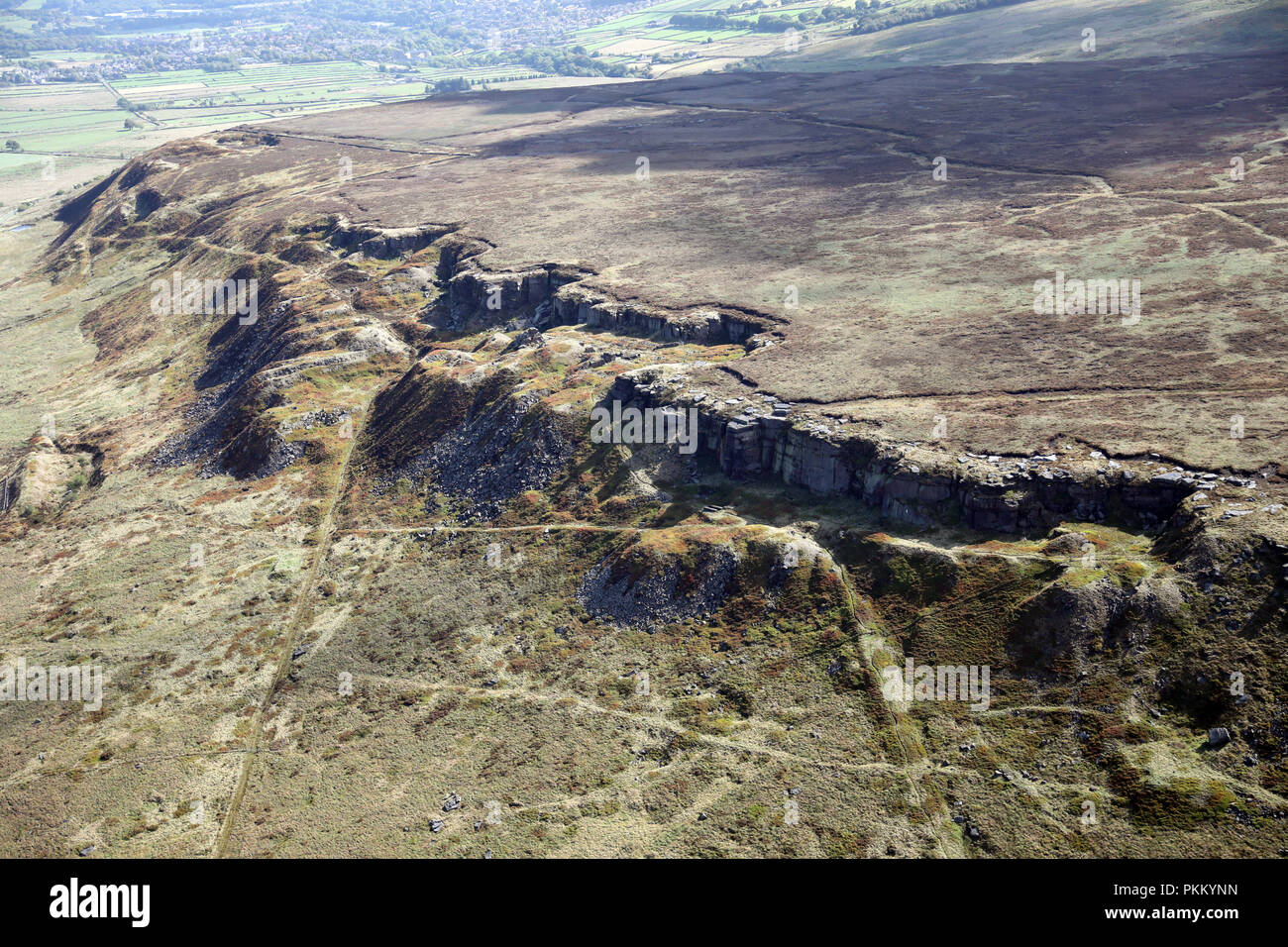 Vista aerea di un promontorio roccioso vicino a Marsden, West Yorkshire Foto Stock