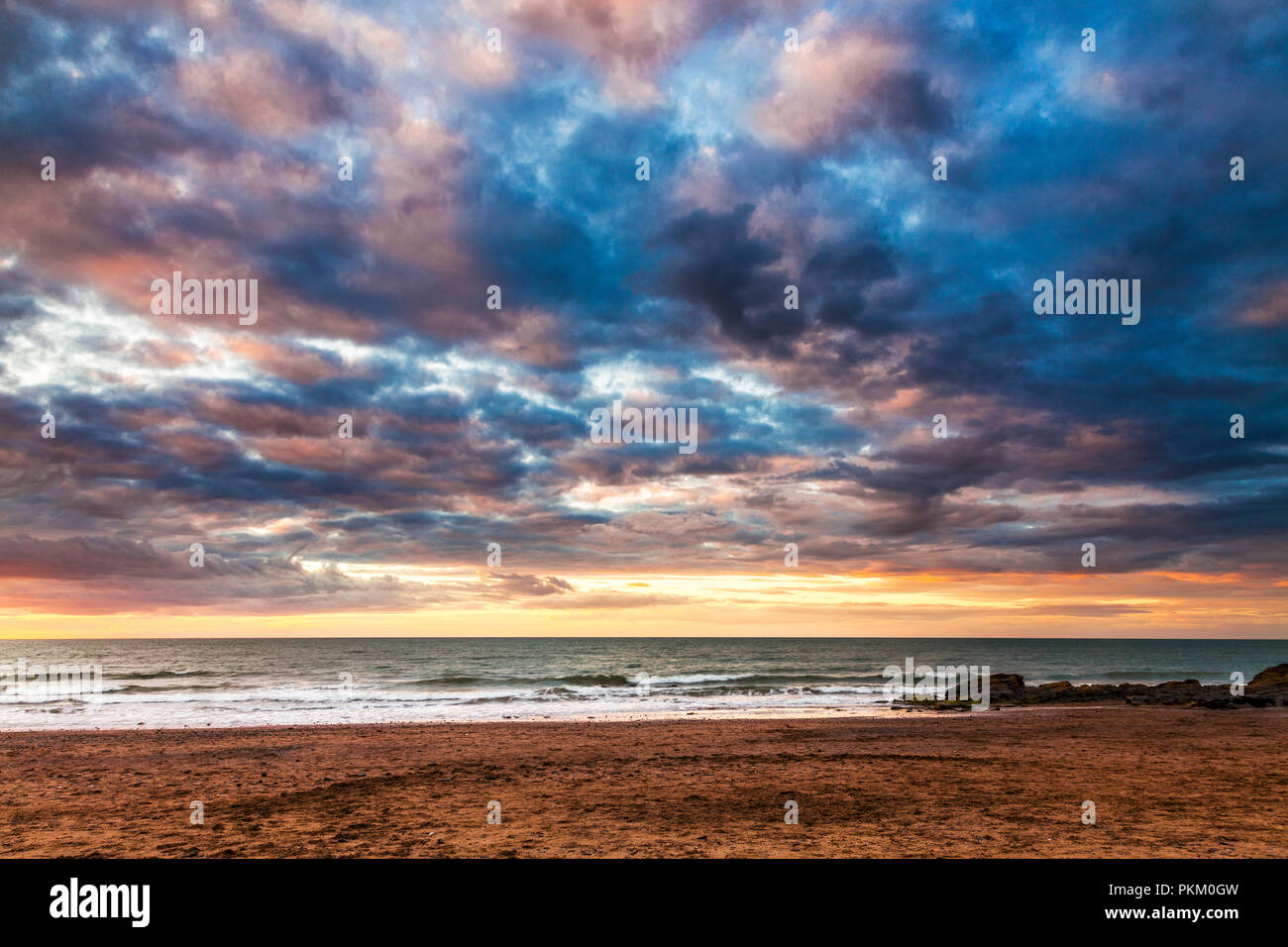 Tramonto sulla spiaggia di Tresaith in Ceredigion, Galles. Foto Stock