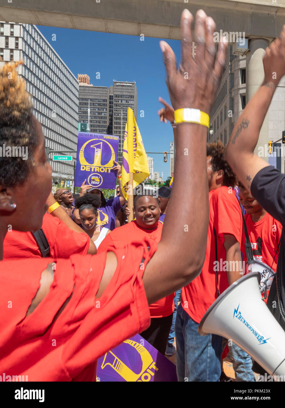 Detroit, Michigan - unite da altri lavoratori a bassa retribuzione, portieri a Detroit rally per i salari più elevati. I membri del servizio dipendenti U internazionale Foto Stock