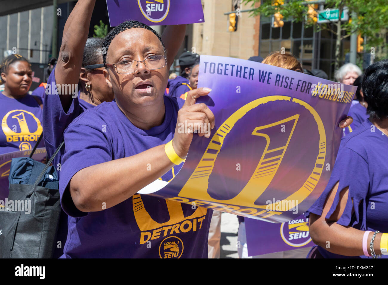 Detroit, Michigan - unite da altri lavoratori a bassa retribuzione, portieri a Detroit rally per i salari più elevati. I membri del servizio dipendenti U internazionale Foto Stock