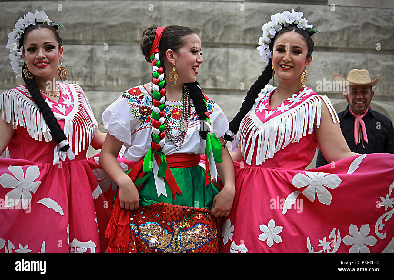 INDIANAPOLIS, IN/STATI UNITI D'America - 2 Maggio 2018: Spagnolo ballerini accende Monument Circle con danze che sottolineano la locale cultura folk con caratteristiche di balletto Foto Stock