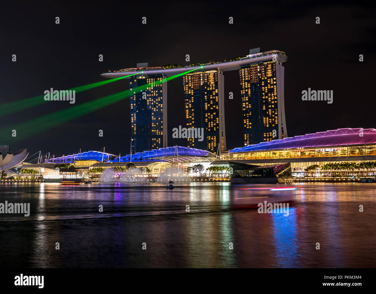 SINGAPORE, Marina Bay waterfront in Singapore. Il Marina Bay Sands Hotel domina lo skyline di Marina Bay Foto Stock