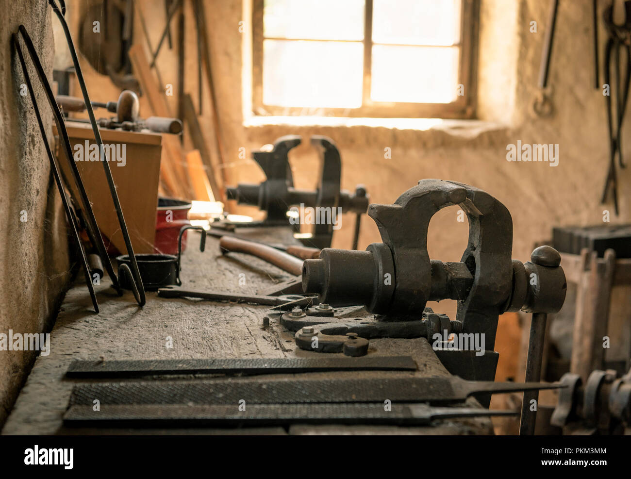 Banco di lavoro artigiano con una morsa di presa e gli altri strumenti di lavoro Foto Stock