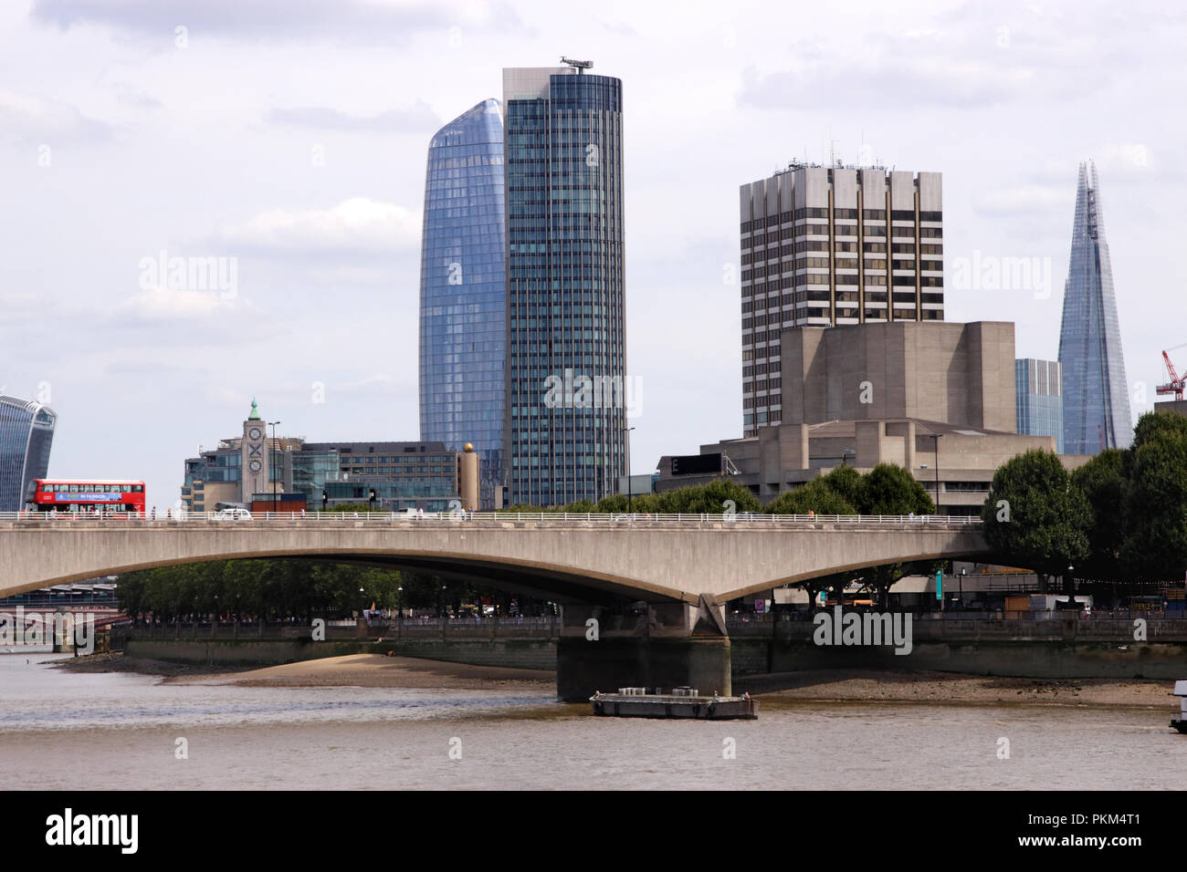 Waterloo Bridge e dello skyline di Londra tra cui la Shard e South Bank Tower Agosto 2018 Foto Stock