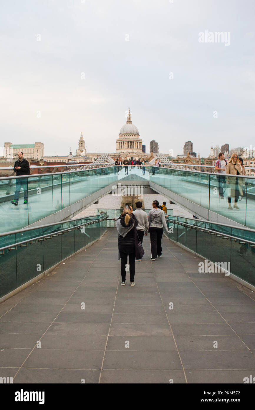 Turistica prendendo le foto sul Millennium Bridge di Londra Foto Stock