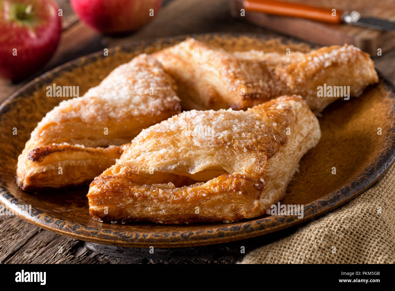 Delizioso pane appena sfornato in casa apple fatturati con granella di zucchero topping. Foto Stock