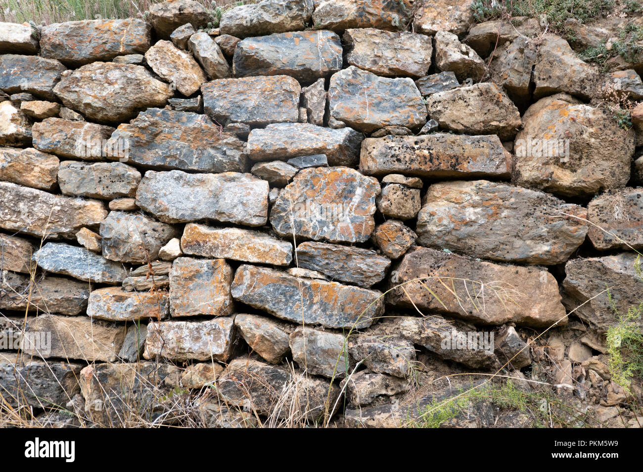 Muri in pietra a secco in genere nei Pirenei spagnoli. Foto Stock