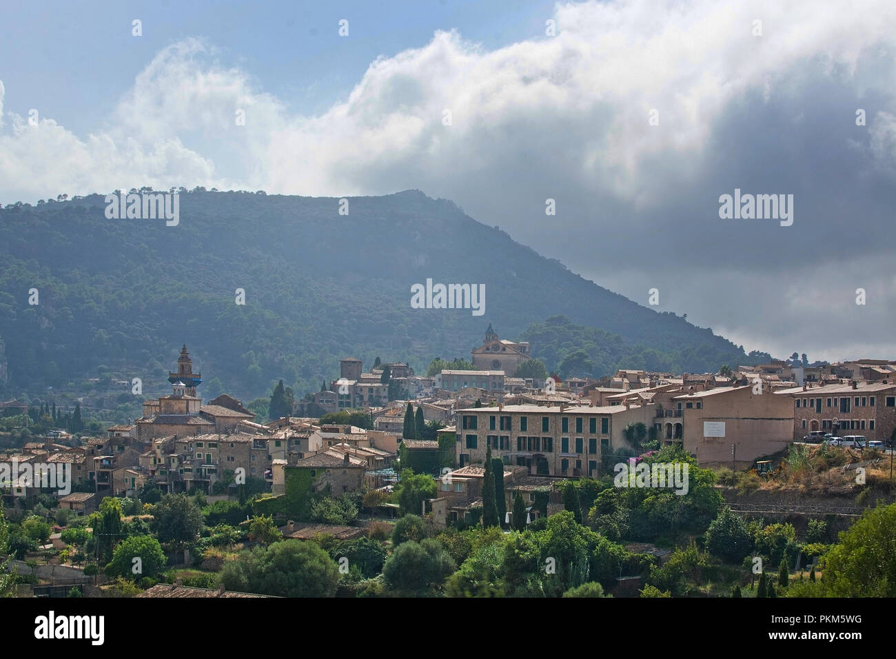 VALLDEMOSSA, MALLORCA, Spagna - 5 Settembre 2018: vista sul villaggio di Valldemossa in montagna il 5 settembre 2018 a Mallorca, Spagna. Foto Stock