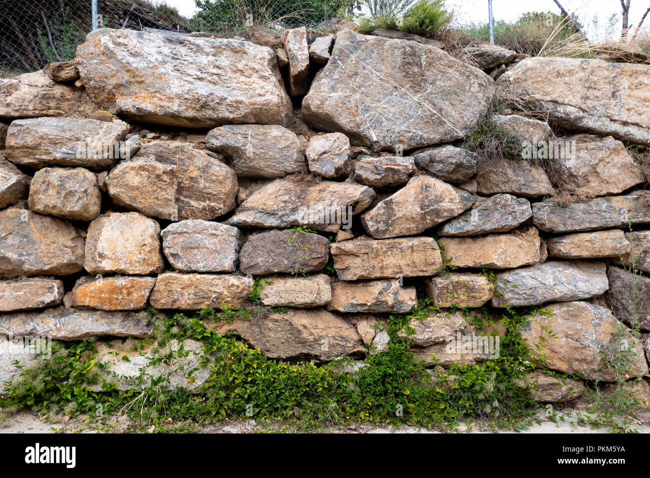 Muri in pietra a secco in genere nei Pirenei spagnoli. Foto Stock