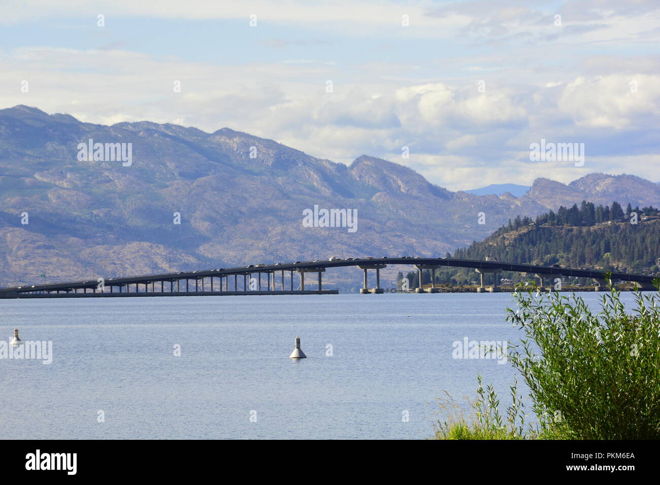 William R Bennett o il ponte Okanagan che attraversa il lago Okanagan nella valle di Okanagan a Kelowna Foto Stock