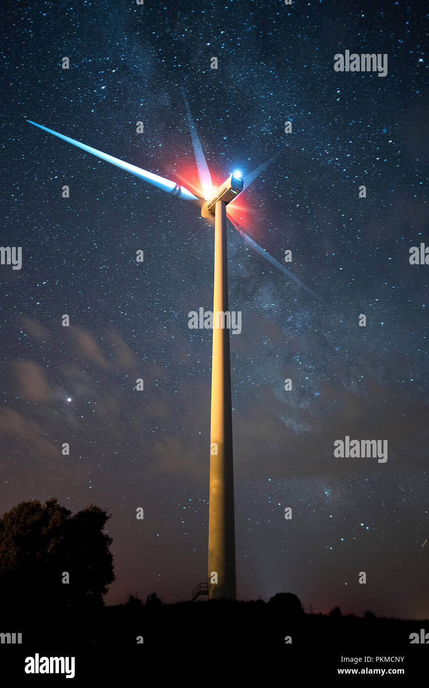 Mulini a vento, le turbine eoliche. Potenza ed energia, fotografia di notte Foto Stock