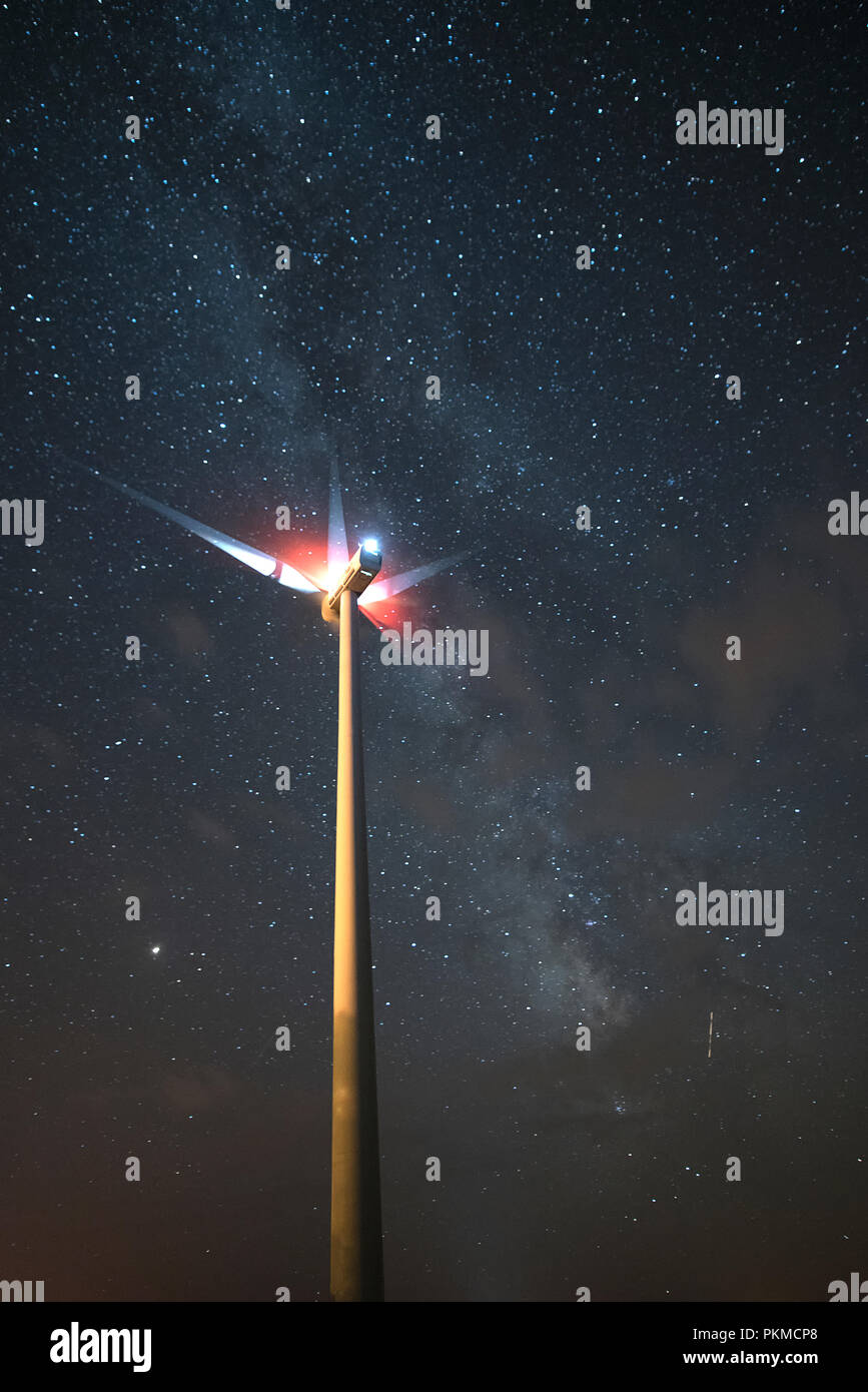 Mulini a vento, le turbine eoliche. Potenza ed energia, fotografia di notte Foto Stock