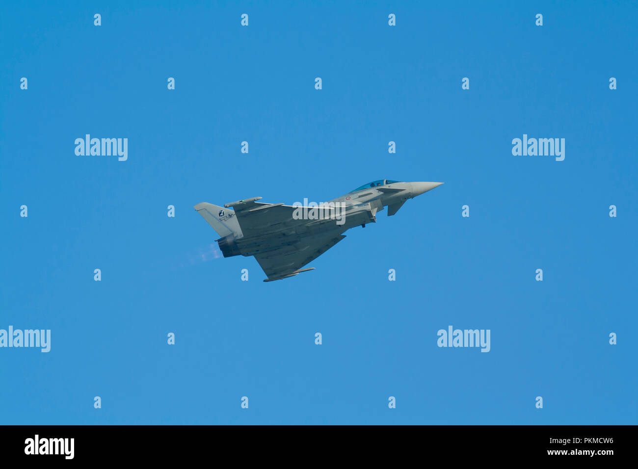 Militar jet Eurofighter Typhoon battenti in corrispondenza di un'esibizione aerea Foto Stock