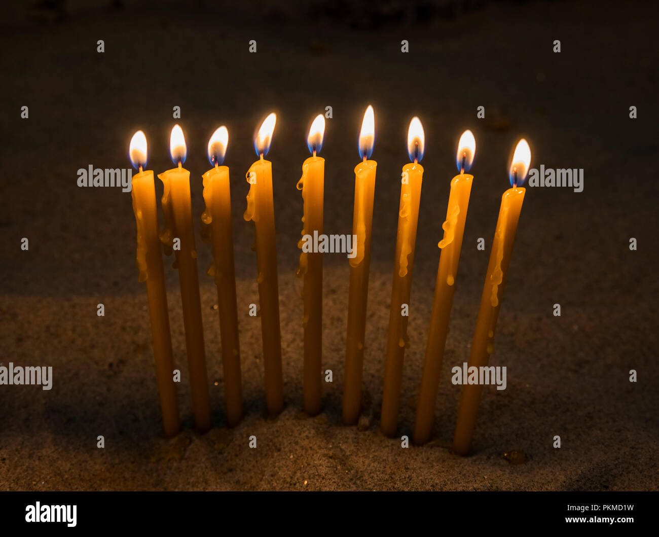 Candele accese nella chiesa ortodossa Foto Stock