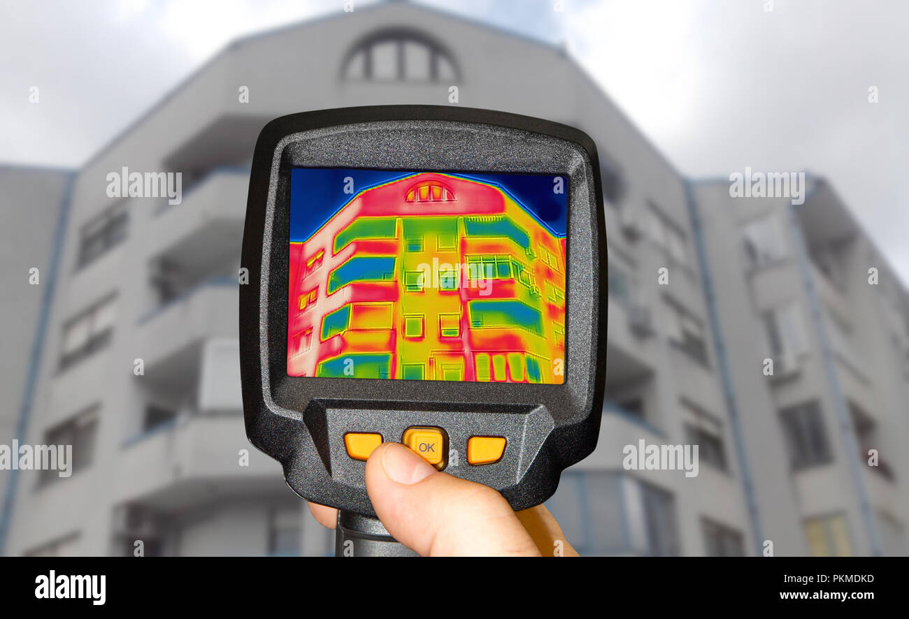 Rilevare la perdita di calore all'esterno dell'edificio tramite infrarossi Fotocamera termica Foto Stock