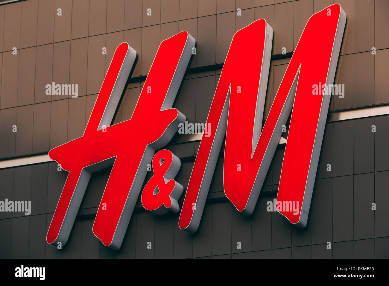 Parnu, Estonia - 14 dicembre 2017: chiudere Red logotipo H M Hennes Mauritz marca a parete del negozio nel Centro Commerciale per lo Shopping Foto Stock