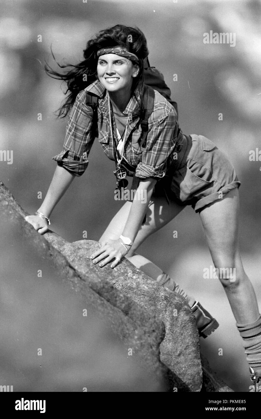 Ilkley Moor, Yorkshire, Regno Unito. 1 ottobre 1984. Bond girl Caroline Munro in un colpo da autunno 1984 modelli su Yorkshire famosa Ilkley Moor. Caroline featured in The Spy Who Loved Me e al nucleo del pianeta Terra e numerosi scream queen film. Foto Stock
