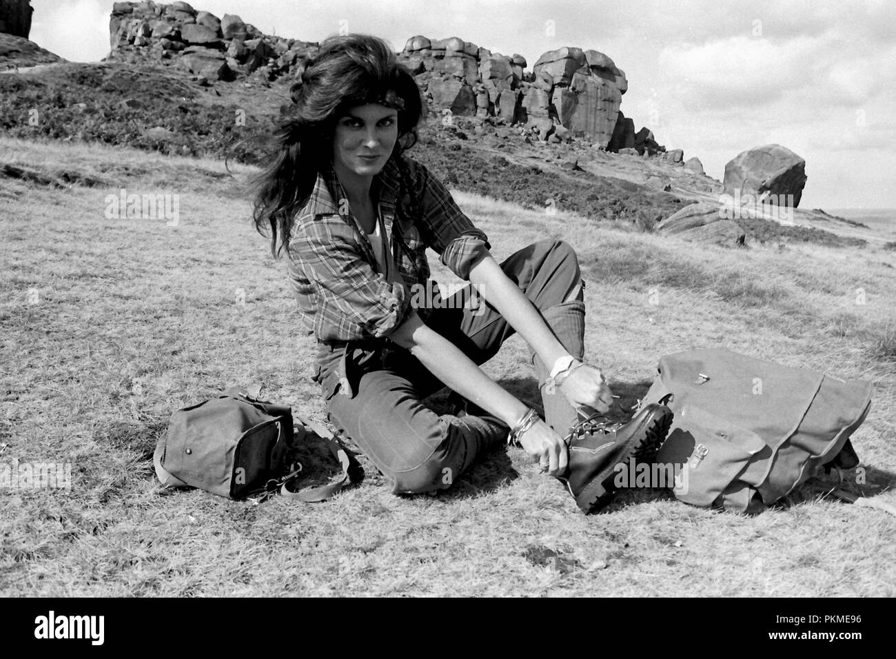Ilkley Moor, Yorkshire, Regno Unito. 1 ottobre 1984. Bond girl Caroline Munro in un colpo da autunno 1984 modelli su Yorkshire famosa Ilkley Moor. Caroline featured in The Spy Who Loved Me e al nucleo del pianeta Terra e numerosi scream queen film. Foto Stock