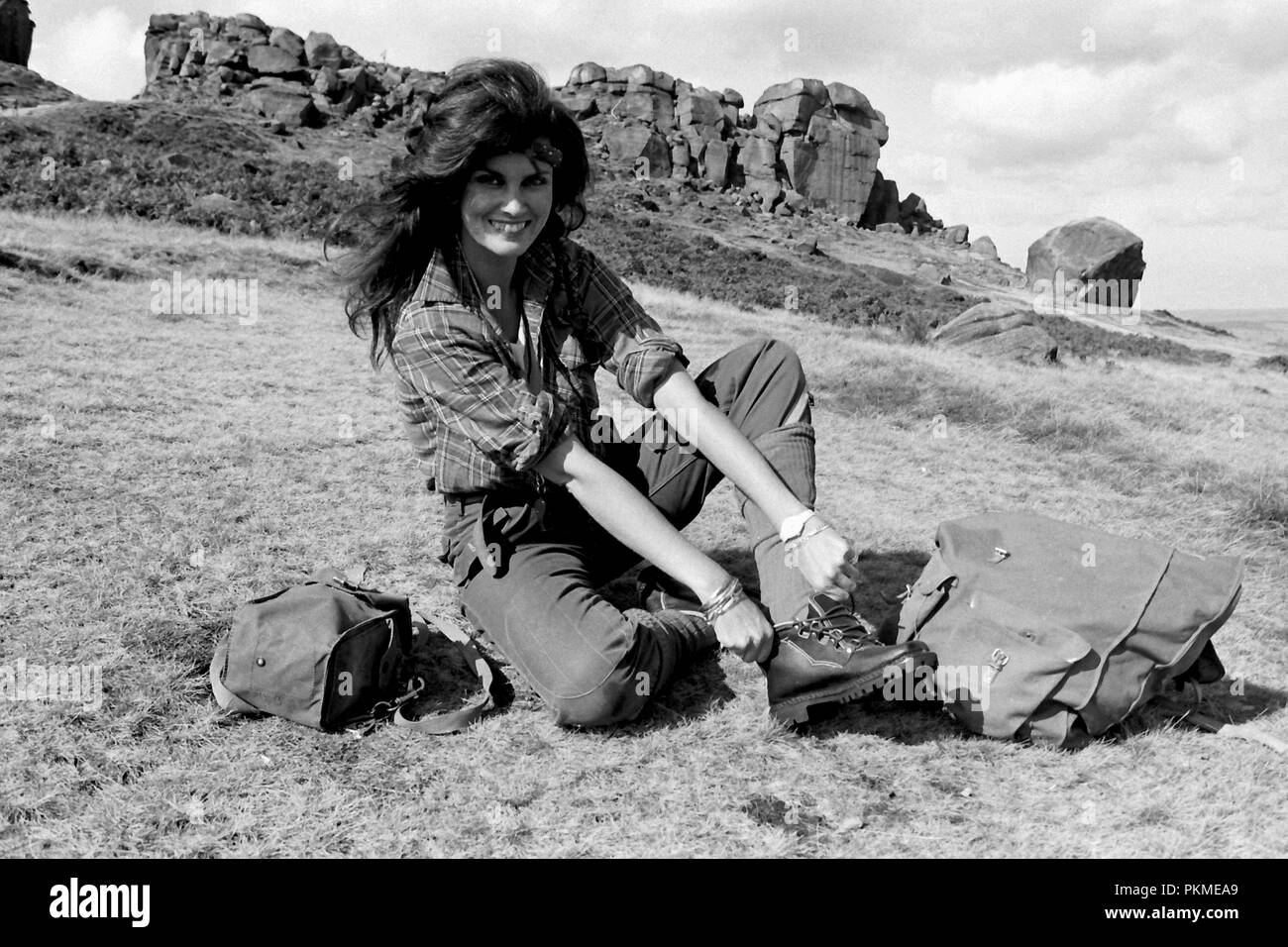 Ilkley Moor, Yorkshire, Regno Unito. 1 ottobre 1984. Bond girl Caroline Munro in un colpo da autunno 1984 modelli su Yorkshire famosa Ilkley Moor. Caroline featured in The Spy Who Loved Me e al nucleo del pianeta Terra e numerosi scream queen film. Foto Stock