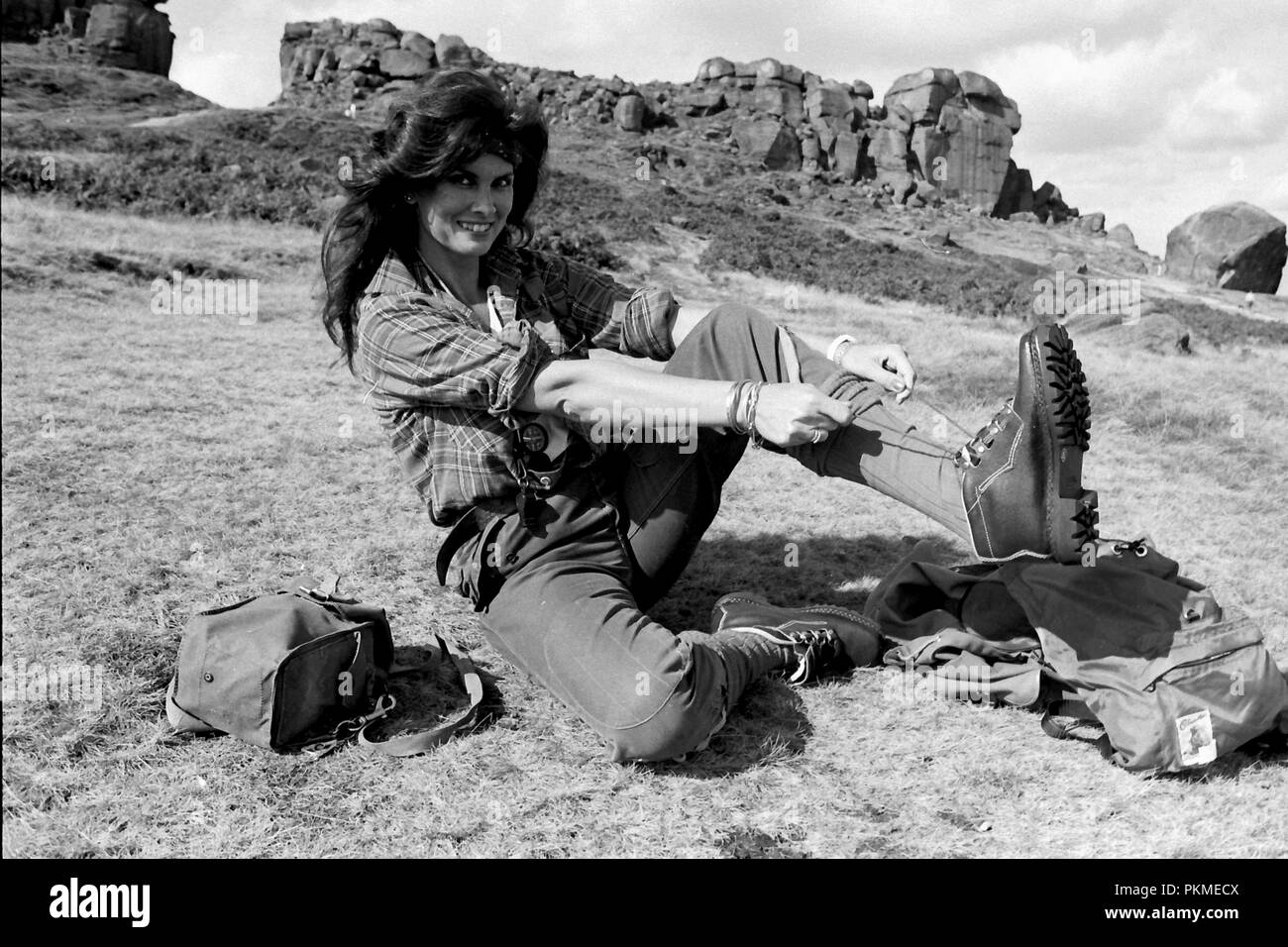 Ilkley Moor, Yorkshire, Regno Unito. 1 ottobre 1984. Bond girl Caroline Munro in un colpo da autunno 1984 modelli su Yorkshire famosa Ilkley Moor. Caroline featured in The Spy Who Loved Me e al nucleo del pianeta Terra e numerosi scream queen film. Foto Stock