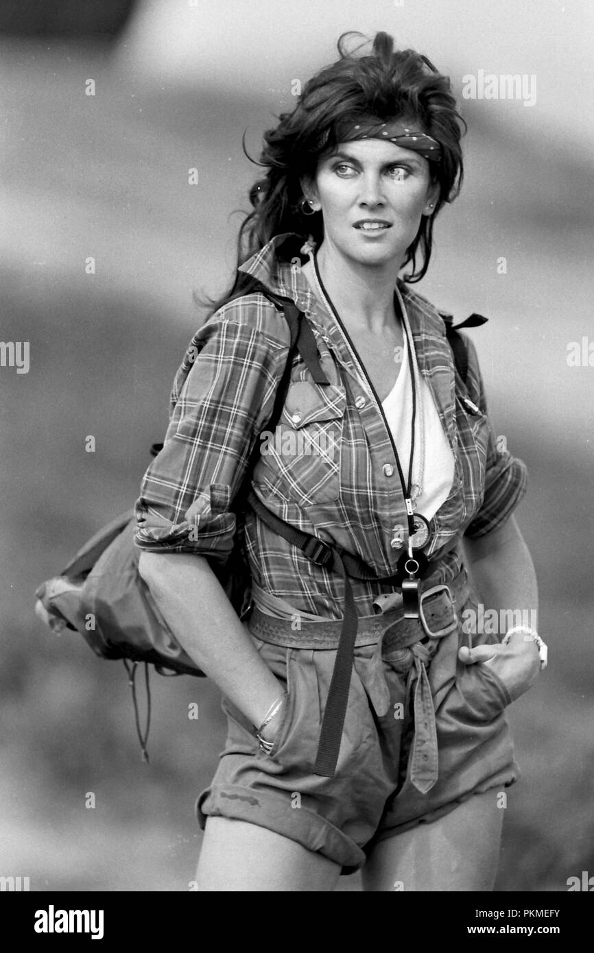 Ilkley Moor, Yorkshire, Regno Unito. 1 ottobre 1984. Bond girl Caroline Munro in un colpo da autunno 1984 modelli su Yorkshire famosa Ilkley Moor. Caroline featured in The Spy Who Loved Me e al nucleo del pianeta Terra e numerosi scream queen film. Foto Stock