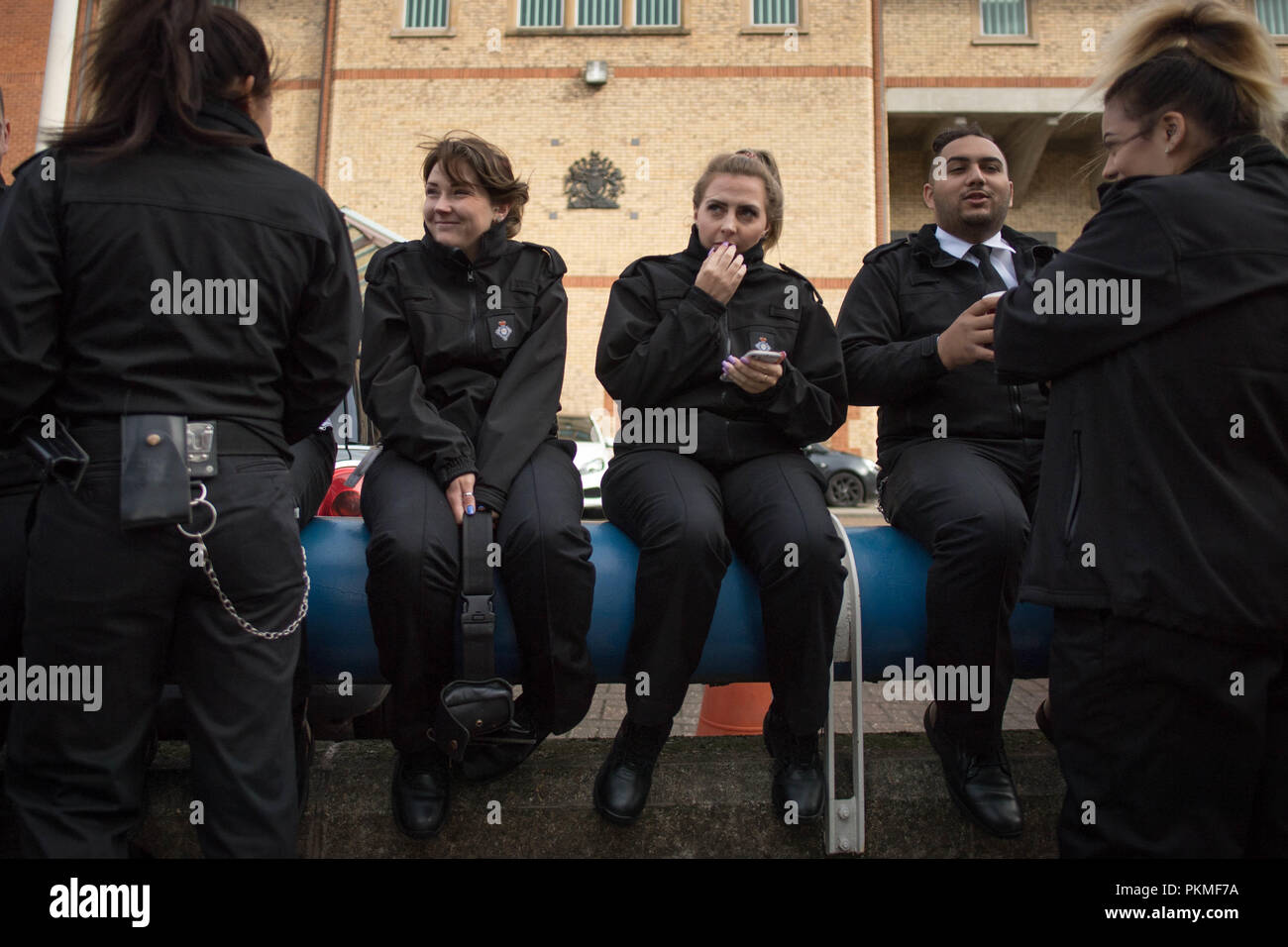 I membri del POA, il sindacato per il personale carcerario, protestano fuori dall'HMP Bedford dopo un rapporto maledetto che ha messo in guardia da una "pericolosa mancanza di controllo" alla prigione. Foto Stock