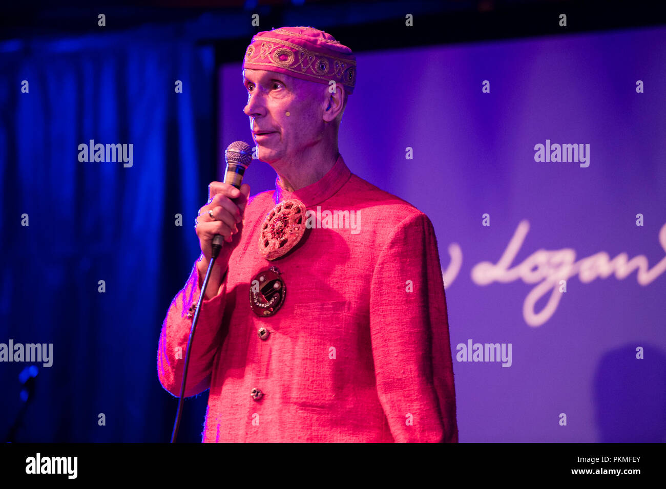 Andrew Logan: eccentrico inglese, scultore, gioielliere e performance di artista, fondatore delle alternative di Miss Mondo, figurante all'aberrazione villaggio alternativa mostrano Aberystwyth Arts Center, Wales UK, Augusr 2018 Foto Stock