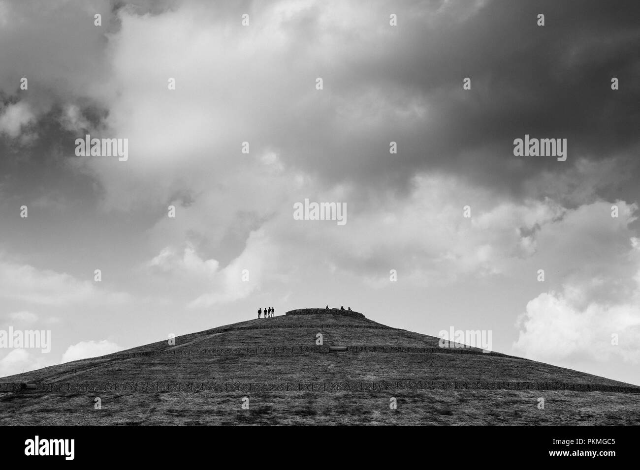 Collinette artificiali costruite a partire da rifiuti e macerie dallo stadio di Wembley & White City sono diventati una serie di quattro tumuli (colline) in un parco unico NW Londra Foto Stock