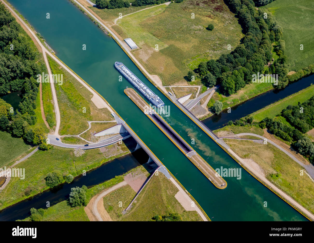 Vista aerea, ponte sul canale di acqua, bridge, canal intersezione con il fiume Lippe, la navigazione delle navi, nave da carico, navigazione interna Foto Stock