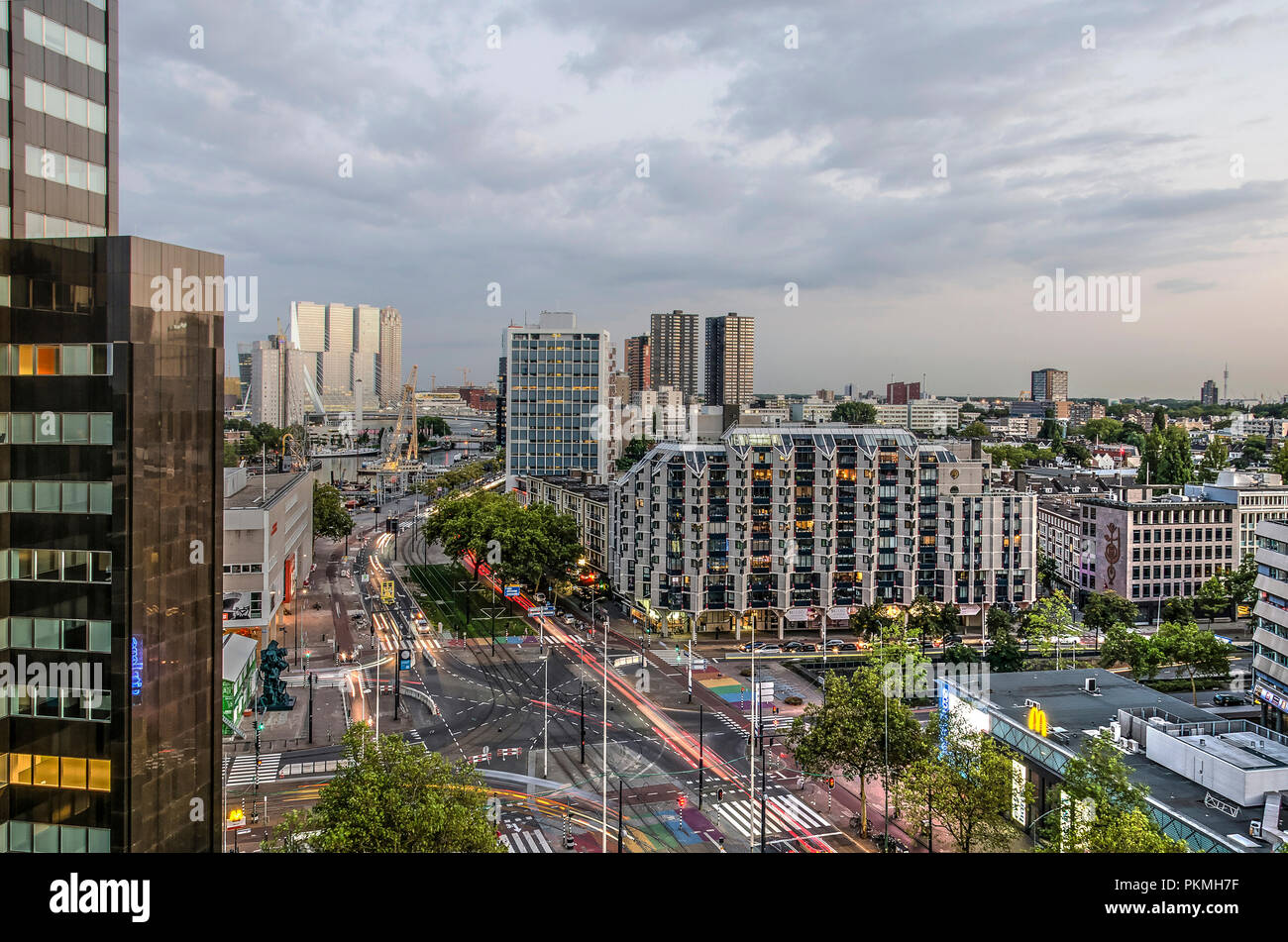 Rotterdam, Paesi Bassi, 31 agosto 2018: passaggio di tram e auto creare lighttrails a Churchillplein incrocio stradale Foto Stock