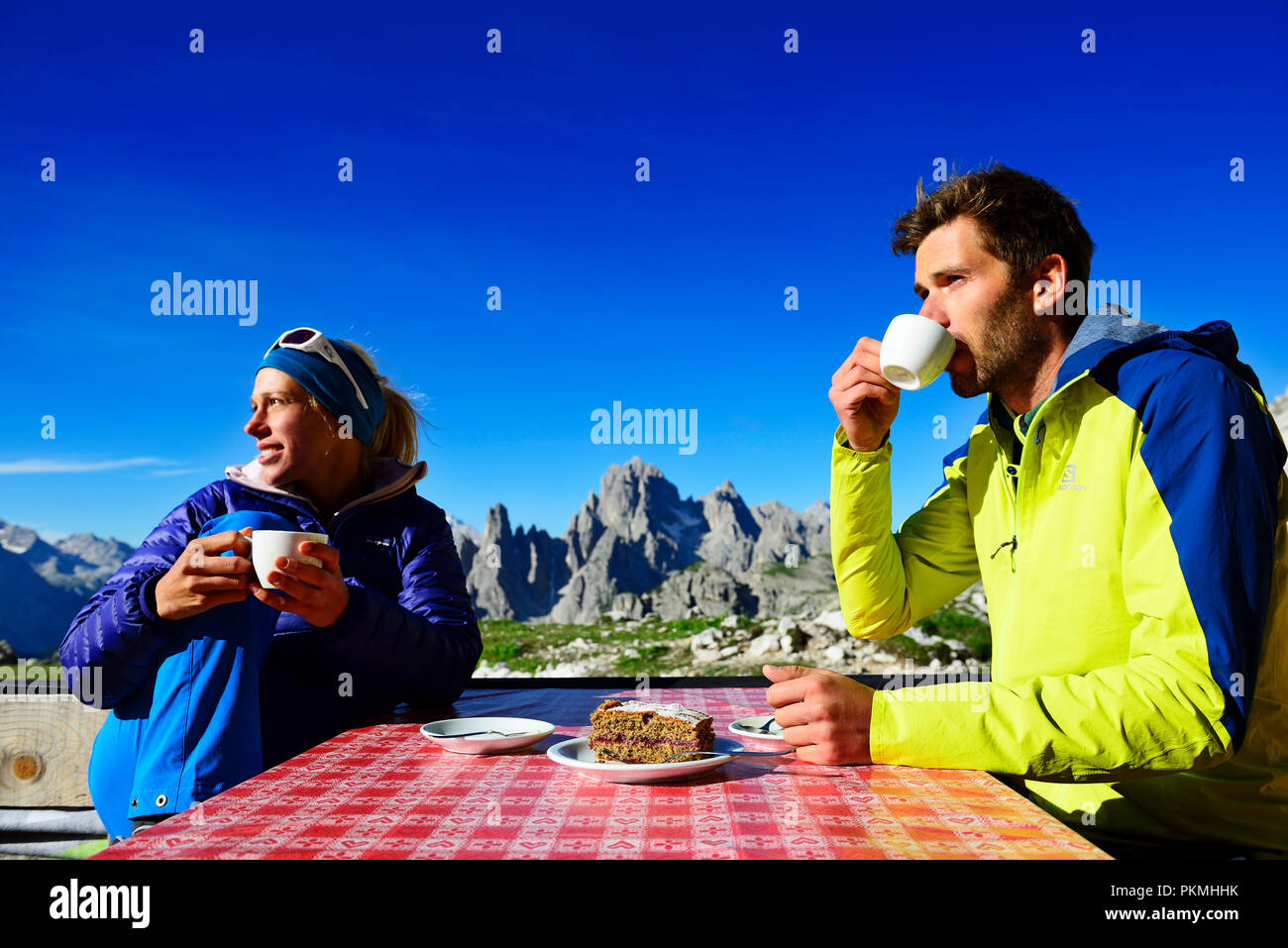 Gli escursionisti sul lato sud delle Tre Cime di Lavaredo pausa di fronte al Rifugio Lavaredo, Dolomiti di Sesto - Alta Pusteria - Alto Adige Foto Stock