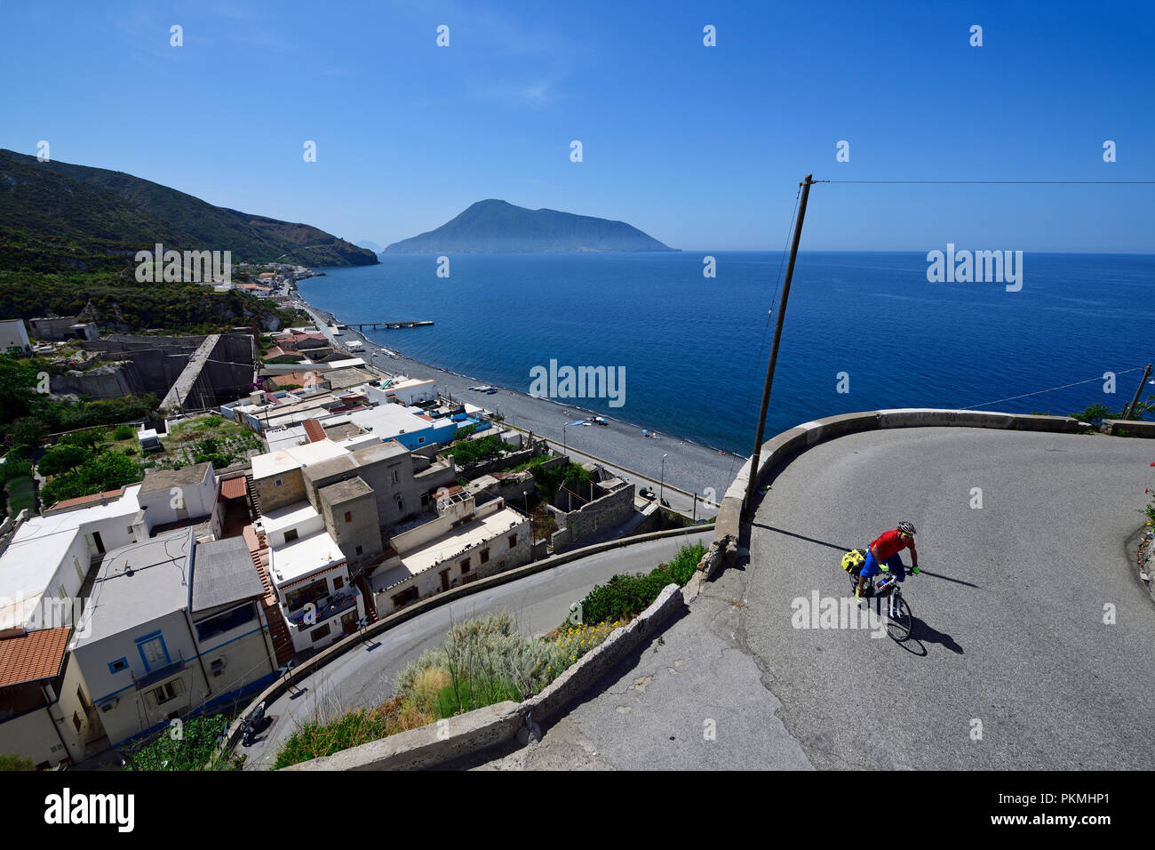 Ciclista a Canneto, Lipari, Isole Eolie o Isole Eolie, in Sicilia, Italia Foto Stock