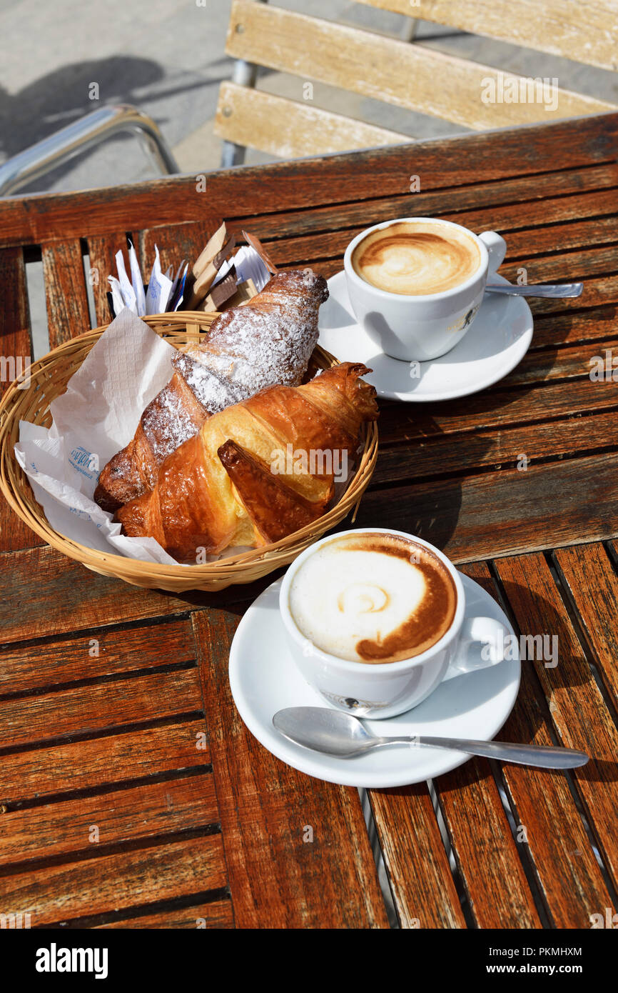 La prima colazione a da Alfredo, Lingua, Salina, Lipari o Isole Eolie, in Sicilia, Italia Foto Stock