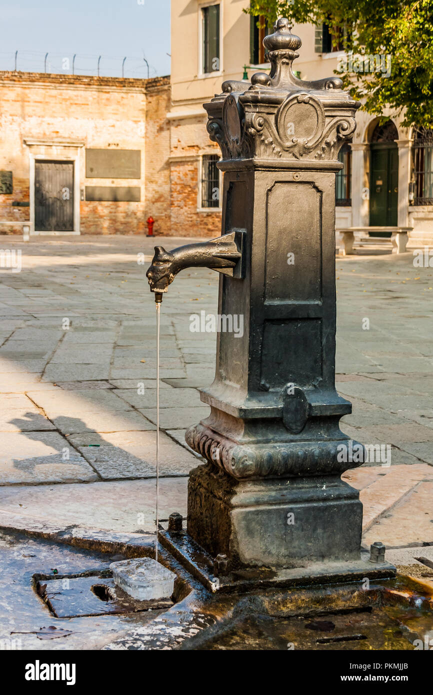 Antica fontana di acqua nel Sotoportego de Ghetto, il Ghetto Ebraico di Venezia, Itlay. Foto Stock