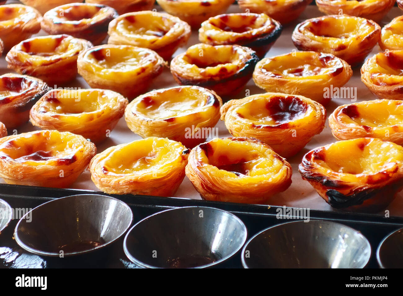 Righe di uovo tart, tradizionale dolce portoghese, Pastel de nata, crema pasticcera crostate Foto Stock